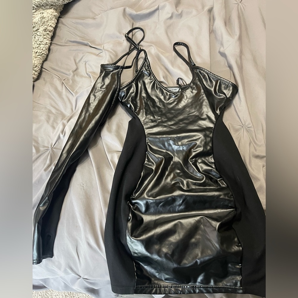 great quality size small // has a sleeve that goes over the shoulder